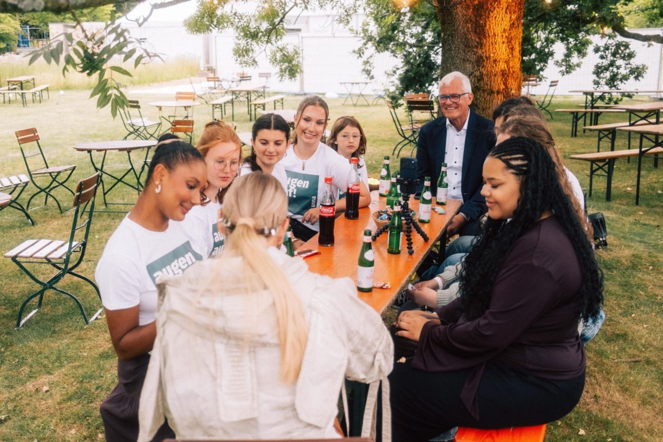 SchülerInnen sprechen mit Sarah Connor über ihr Engagement für sozialen Frieden SchülerInnen sitzen mit Sarah Connor an einem Tisch und sprechen miteinander
